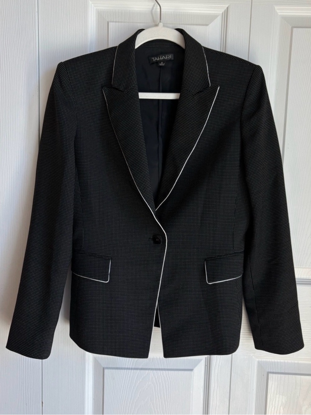 Tahari Black Blazer Women’s Tailored Formal Elegant Office Attire Size 8